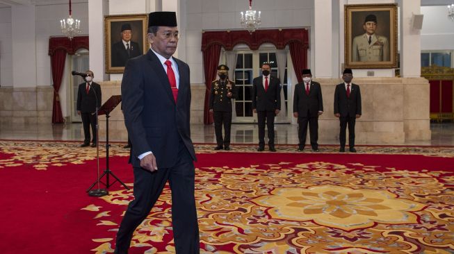 Wakil Ketua Komisi Pemberantasan Korupsi (KPK) Johanis Tanak berjalan untuk menandatangani berita acara pelantikannya di Istana Negara, Jakarta, Jumat (28/10/2022). [ANTARA FOTO/Sigid Kurniawan/wsj].