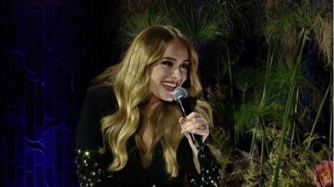 Adele Terharu Lihat Fans Asal Indonesia Rela Datang Jauh-Jauh ke Konsernya, Warganet: Dia Pengen Mudik Tuh