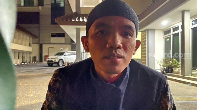 Rizki Rusli (28), korban Indra Kenz yang berencana menginap di kantor Pengadilan Negeri Tangerang sebagai bentuk luapan kekecewaan sidang putusan ditunda, Jumat (28/10/2022). [SuaraJakarta.id/Wivy Hikmatullah]