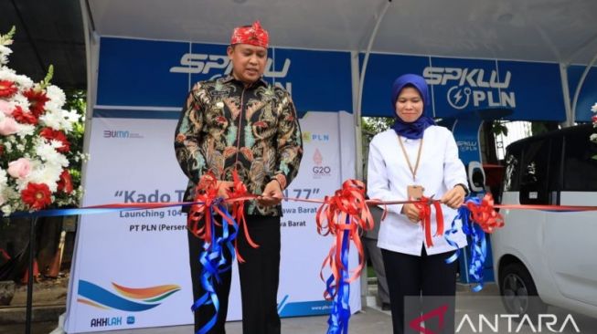 Pelaksana tugas Wali Kota Bekasi Tri Adhianto bersama Manajer PLN UP3 Bekasi Rahmi Handayani meresmikan Stasiun Pengisian Kendaraan Listrik Umum di Kantor PLN Bekasi, Jalan Cut Meutia Bekasi Timur, Kamis [ANTARA/Pradita Kurniawan Syah].