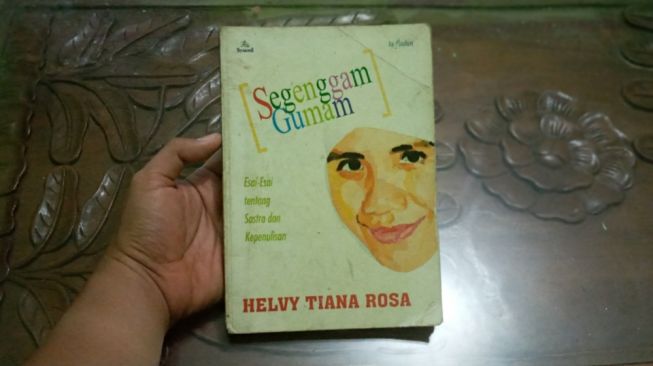 Segenggam Gumam: Esai-Esai Helvy Tiana Rosa tentang Sastra dan Kepenulisan