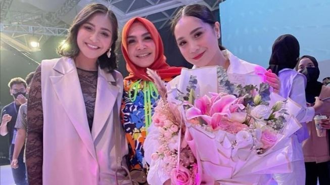 Diledekin Raffi Ahmad, 5 Potret Nagita Slavina di Jakarta Fashion Week