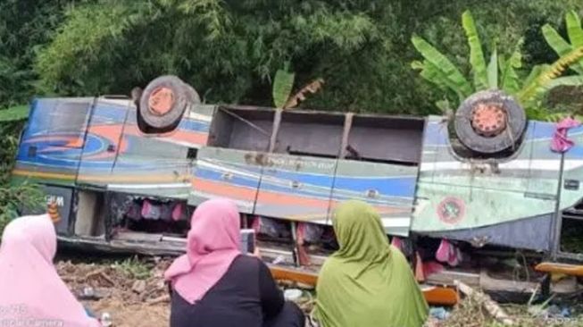 Detik-detik Bus ALS Terbalik di Tapsel Bawa Rombongan Santri, Satu Tewas