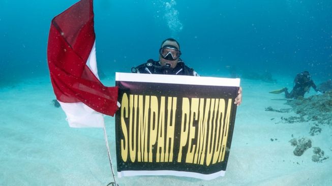 Wamendagri, John Wempi Wetipo memimpin upacara dari bawah laut Tanjung Kayu Batu, Jayapura, Papua, Jumat (28/10/2022). (Dok: Kemendagri)