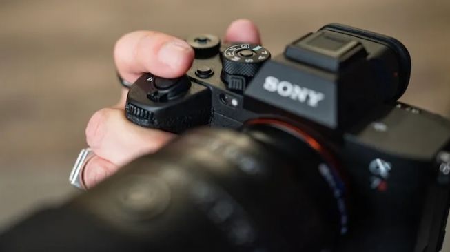 Kamera Sony A7R V Seharga Rp 60 Juta, Dilengkapi Prosesor AI untuk Identifikasi dan Melacak Subjek