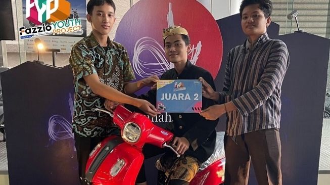 Salah satu juara Connected High School Contest berupa kompetisi digital dan berjenjang antarSMA/SMK, mulai tahap sekolah, regional, hingga nasional. Tampak wakil dalam busana daerahnya yang sungguh keren, serta hadiah yang berhasil direbut [PT YIMM].