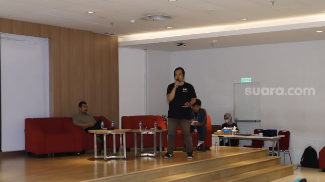 Community Development Manager Yoursay.id Rendy Sadikin saat menjadi pembicara "Koperasi Media: Kolaborasi Media dan Konten Kreator" pada acara Local Media Summit 2022, di Gedung Perpusnas RI, Jalan Merdeka Selatan, Jakarta Pusat, Jumat (28/10/2022). [Suara.com/Alfian Winanto]