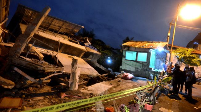 Warga mengamati rumah yang roboh di kawasan Wanasari, Denpasar, Bali, Kamis (27/10/2022). [ANTARA FOTO/Fikri Yusuf/rwa].