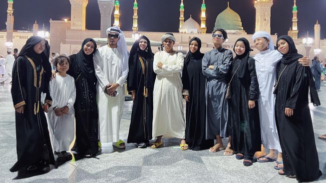 Potret keluarga artis berangkat umrah (Instagram/@genhalilintar)