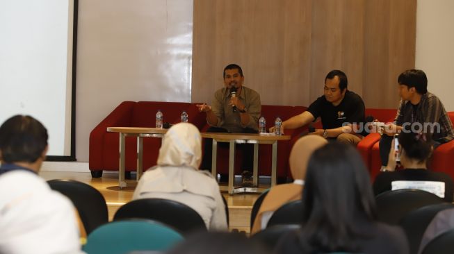 Founder and CEO Indonesia Ahmad Nasir (kiri), Community Development Manager Yoursay.id Rendy Sadikin saat menjadi pembicara "Koperasi Media: Kolaborasi Media dan Konten Kreator" pada acara Local Media Summit 2022, di Gedung Perpusnas RI, Jalan Merdeka Selatan, Jakarta Pusat, Jumat (28/10/2022). [Suara.com/Alfian Winanto]