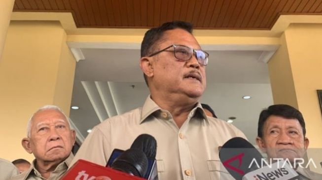 Kapolri ke-17 Jenderal (Purn) Da'i Bactiar memberikan keterangan usai bertemu Kapolri Jenderal Pol. Listyo Sigit Prabowo