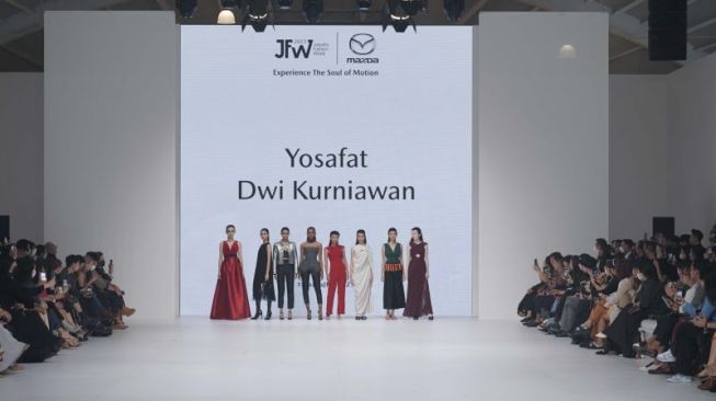 Fashion Show Yosafat Dwi Kurniawan x Mazda di Jakarta Fashion Week 2023 (ANTARA/HO-Mazda)