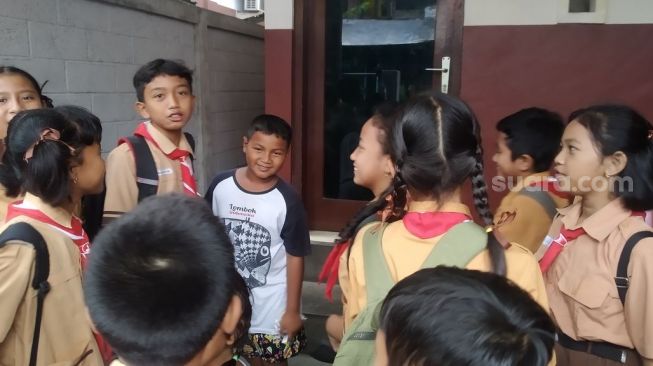 Kisah Yatim Piatu Pengungsi Rumah Ambruk di Kampung Jawa, Tangisi Ikan Peliharaannya