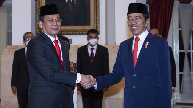 Presiden Joko Widodo (kanan) memberikan selamat kepada Wakil Ketua Komisi Pemberantasan Korupsi (KPK) Johanis Tanak yang baru dilantik di Istana Negara, Jakarta, Jumat (28/10/2022). [ANTARA FOTO/Sigid Kurniawan/wsj].