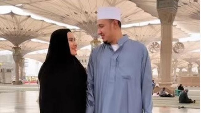 Potret keluarga artis berangkat umrah (Instagram/@kartikaputriworld)