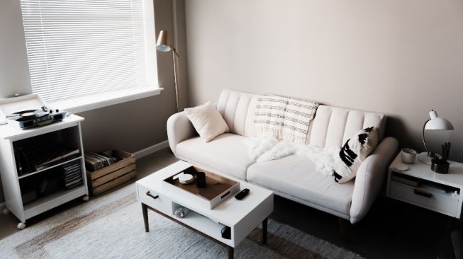 5 Cara Membersihkan Sofa dari Noda Ringan dengan Mudah, Bahan Ini Bisa Membantu