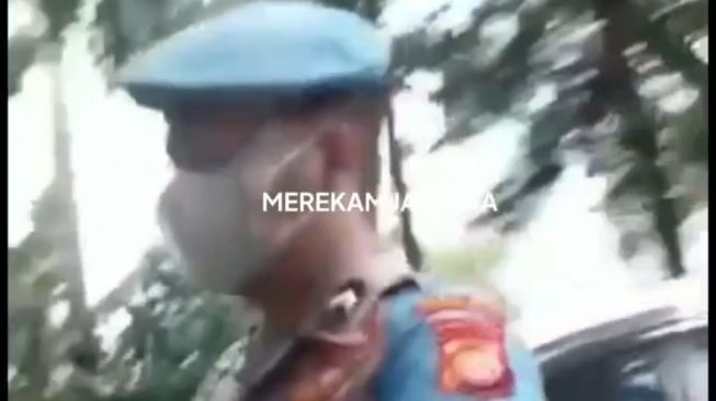 Menolak diderek, polisi pukul pion mobil gara-gara parkir liar (foto/ IG merekam jakarta)