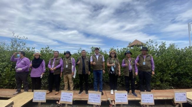 Para delegasi Forum Partnerships in Environmental Management for The Seas of East Asia (PEMSEA) Network of Local Governments (PNLG) berkunjung ke Ketapang Urban Aquaculture di Kecamatan Mauk, Kabupaten Tangerang, Jumat (28/10/2022). 