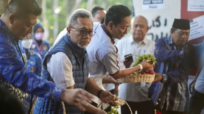 Doakan Korban, Mendag Zulhas Tabur Bunga di Pintu 13 Stadion Kanjuruhan