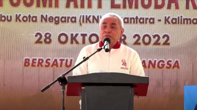 Gubernur Kalimantan Timur Isran Noor saat membuka acara peringatan Sumpah Pemuda di Titik Nol IKN pada Jumat (28/10/2022). (YouTube/KEMENPORA RI)