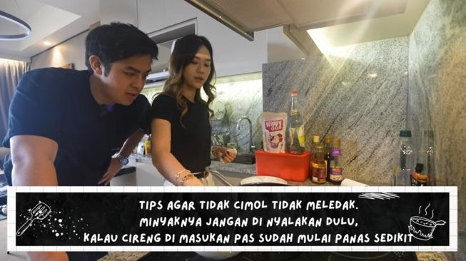 Momen Jerome Polin masak bareng Jessica Jane (YouTube/Jessica Jane)