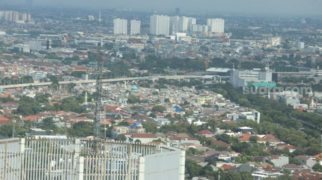 Suasana kawasan padat penduduk dan gedung bertingkat di Jakarta, Jumat (28/10).  [Suara.com/Oke Atmaja]