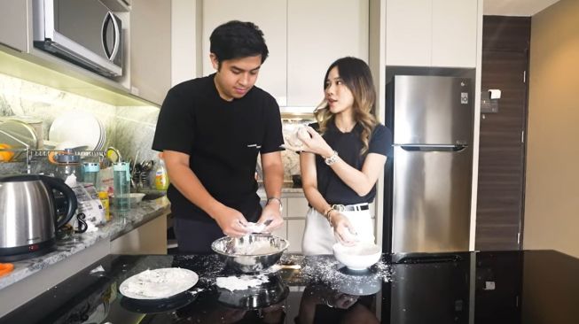 Momen Jerome Polin masak bareng Jessica Jane (YouTube/Jessica Jane)