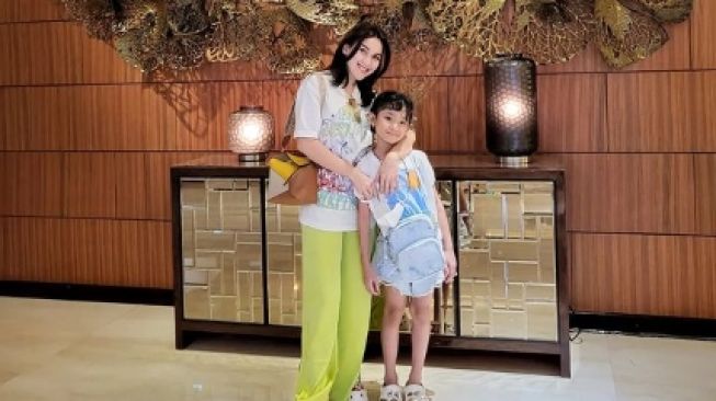 Potret Artis Single Parent Liburan bareng Anak  (Instagram/ayutingting92)