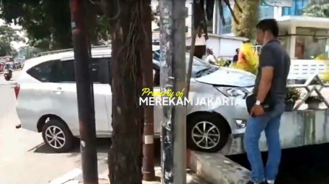 Sopir Salah Injak Pedal Gas, Mobil Nyaris Tercebur Kali di Pasar Minggu