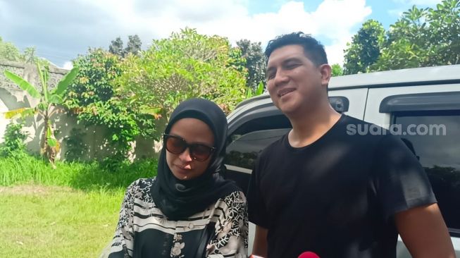 Tantri Kotak dan Arda Naff usai pemakaman ayahnya, Dally Syambas di TPU Cicayur, Cimone, Tangerang, Sabtu (29/10/2022)  [Suara.com/Rena Pangesti]