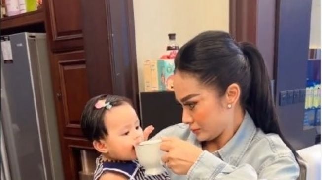 Baby Ameena Jadi Rutinitas yang Menyenangkan buat Krisdayanti