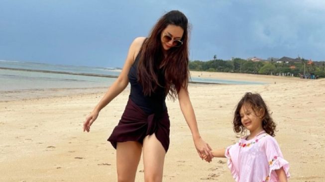  Potret Artis Single Parent Liburan bareng Anak (Instagram/aurakasih)