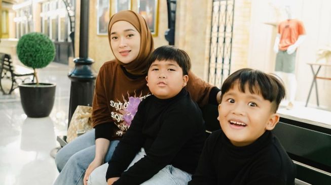 Potret Artis Single Parent Liburan bareng Anak (Instagram/ririe_fairus)