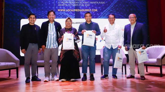 (dari kiri ke kanan) Moderator Arfi Bambani, Pemimpin Redaksi Suara.com Suwarjono, Pemimpin Redaksi Radar Selatan Sunarti Sain, Managing Partner Inventure Yoswuhady, Anggota Dewan Pers Sapto Anggoro dan Corporate Communication Director at Danone Indonesia Arif Mujahidin berfoto bersama usai workshop bertemakan "Reinventing Local Media: Finding opportunities and overcoming the challenges" saat Local Media Summit 2022 di Perpustakaan Nasional, Jakarta Pusat, Jumat (28/10/2022). [Suara.com/Alfian Winanto]