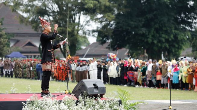 Jadi Inspektur Upacara Hari Sumpah Pemuda, Ganjar Pamerkan Kesuksesan Program SMKN Jateng