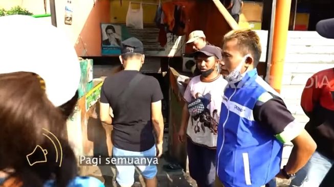 Momen Ayu Ting Ting dan Ayah Ojak Belanja di Pasar (YouTube TRANS7 OFFICIAL)