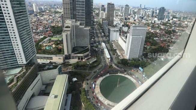 Suasana kawasan gedung bertingkat di Jakarta, Jumat (28/10).  [Suara.com/Oke Atmaja]