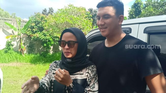 Tangis Tantri Kotak Pecah Kenang Usaha Almarhum Ayah Menikahkannya