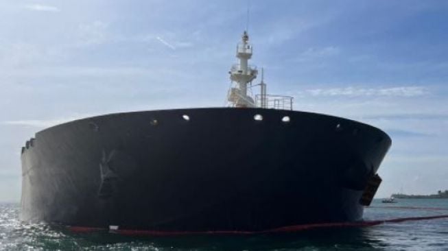 Tanker MT Young Yong Berbendera Djibouti Kandas di Perairan Pulau Nipah karena Air Laut Surut