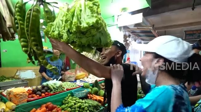 Momen Ayu Ting Ting dan Ayah Ojak Belanja di Pasar (YouTube TRANS7 OFFICIAL)