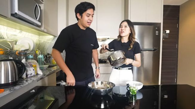 Momen Jerome Polin masak bareng Jessica Jane (YouTube/Jessica Jane)