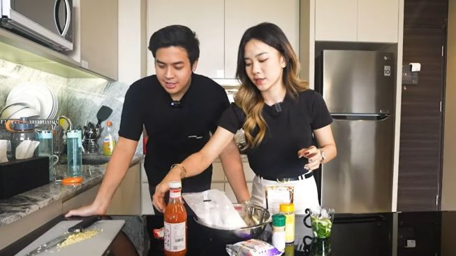 Momen Jerome Polin masak bareng Jessica Jane (YouTube/Jessica Jane)