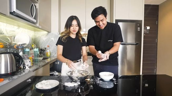 Momen Jerome Polin masak bareng Jessica Jane (YouTube/Jessica Jane)