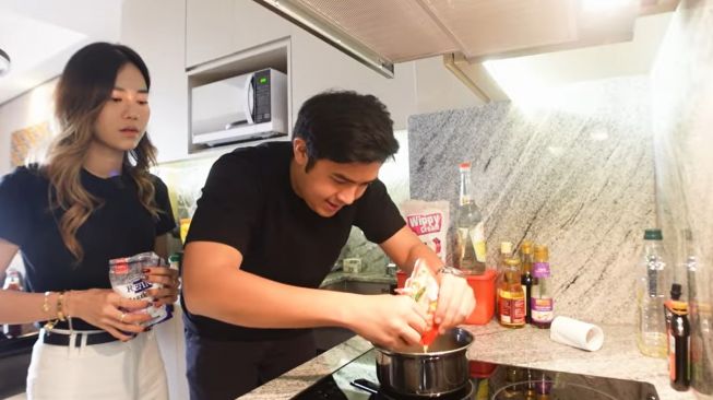 Momen Jerome Polin masak bareng Jessica Jane (YouTube/Jessica Jane)