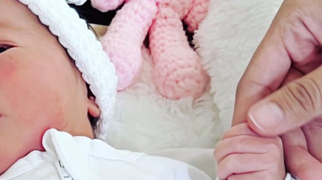 Potret Alika Islamadina Melahirkan Anak Pertama. (Instagram/@yuanitarohali)