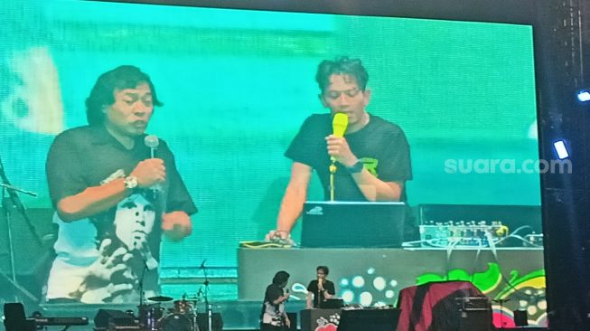 Komeng, Wika Salim dan Oomleo Berkaraoke di festival Berdendang Bergoyang, Istora Senayan, Jakarta Pusat pada Jumat (28/10/2022) [Suara.com/Rena Pangesti]