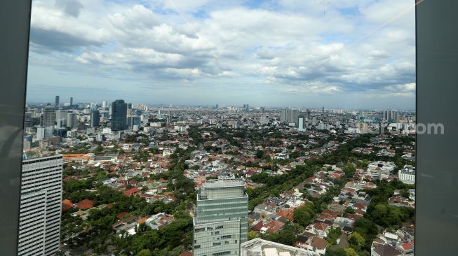 Suasana kawasan padat penduduk dan gedung bertingkat di Jakarta, Jumat (28/10).  [Suara.com/Oke Atmaja]