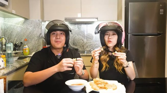 10 Momen Jerome Polin Masak Bareng Jessica Jane, Kenakan Helm saat Bikin Cimol dan Cireng