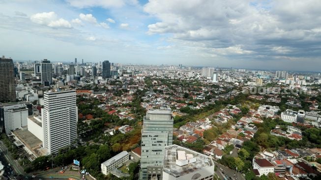 Suasana kawasan padat penduduk dan gedung bertingkat di Jakarta, Jumat (28/10).  [Suara.com/Oke Atmaja]