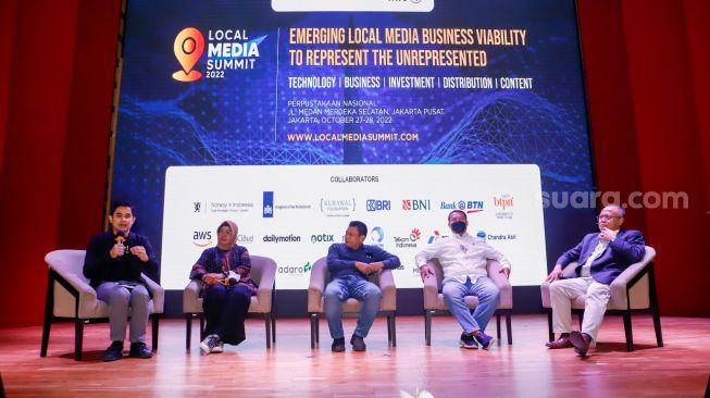 (dari kiri ke kanan) Moderator Arfi Bambani, Pemimpin Redaksi Radar Selatan Sunarti Sain, Managing Partner Inventure Yoswuhady, Anggota Dewan Pers Sapto Anggoro dan Corporate Communication Director at Danone Indonesia Arif Mujahidin saat menjadi pembicara dalam workshop bertemakan "Reinventing Local Media: Finding opportunities and overcoming the challenges" saat Local Media Summit 2022 di Perpustakaan Nasional, Jakarta Pusat, Jumat (28/10/2022). [Suara.com/Alfian Winanto]